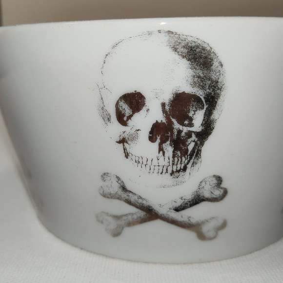 Z Gallerie Skull Crossbones Jolly Roger Halloween Cereal Soup Bowl - Picture 4 of 4